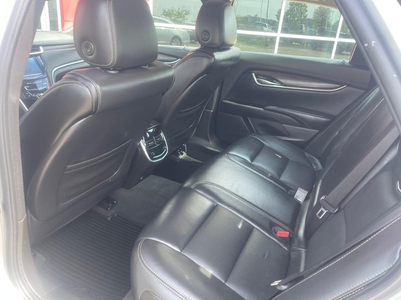 Cadillac XTS Vehicle Image 18