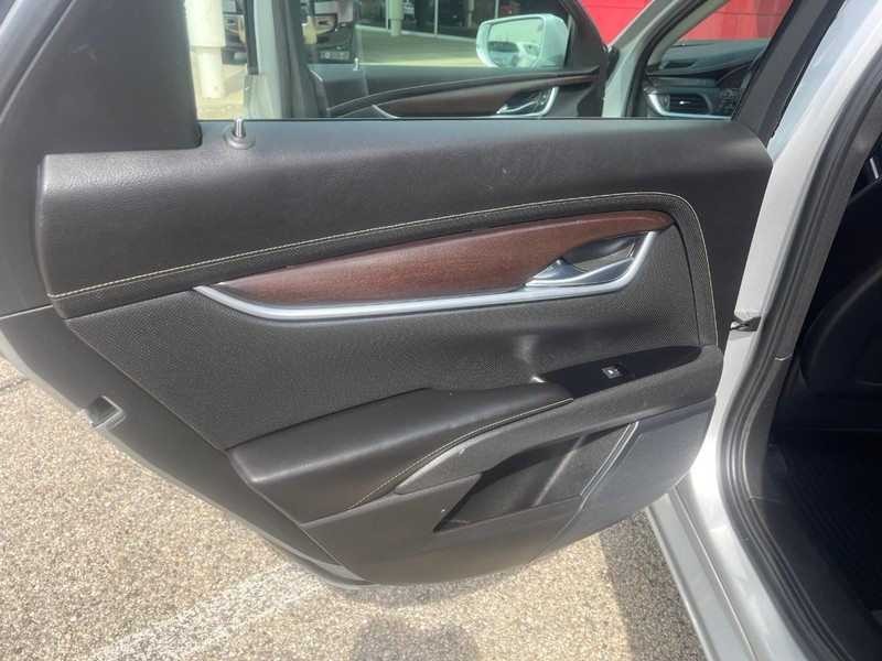 Cadillac XTS Vehicle Image 19
