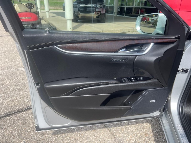 Cadillac XTS Vehicle Image 22