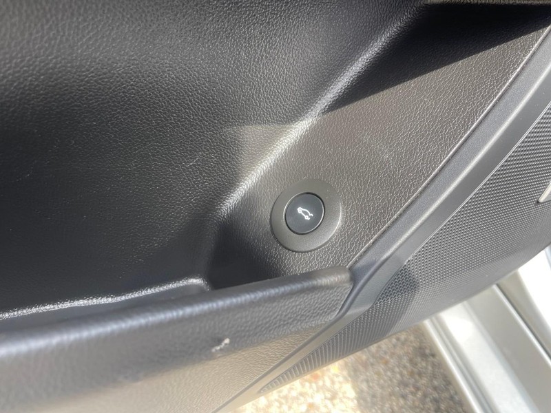 Cadillac XTS Vehicle Image 24