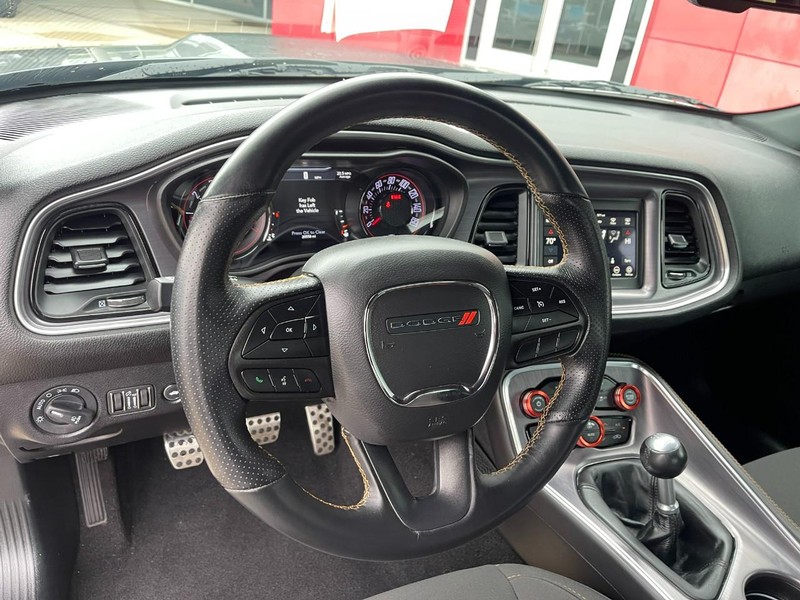 Dodge Challenger Vehicle Image 18