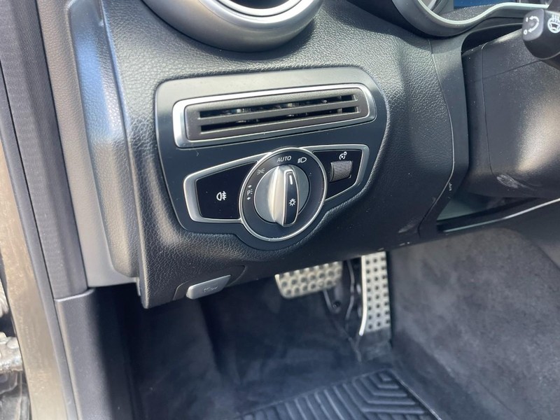 Mercedes-Benz C-Class Vehicle Image 19