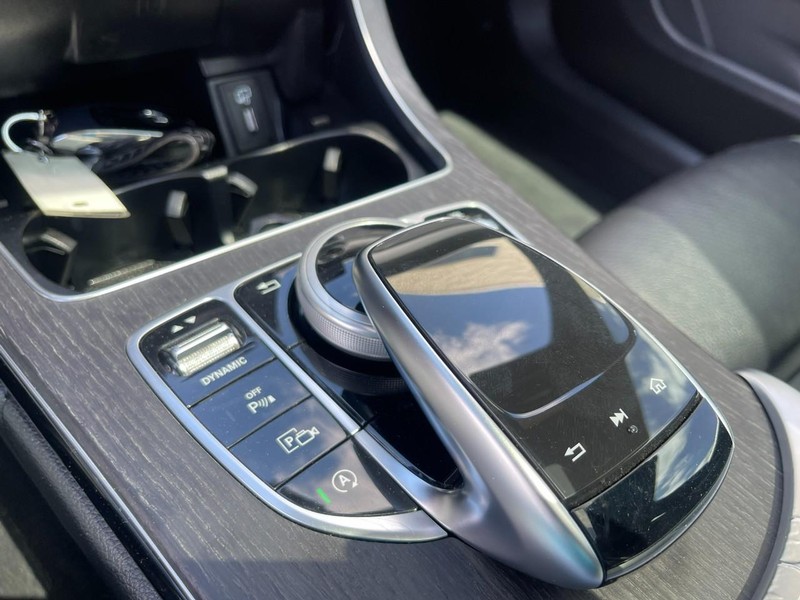 Mercedes-Benz C-Class Vehicle Image 30