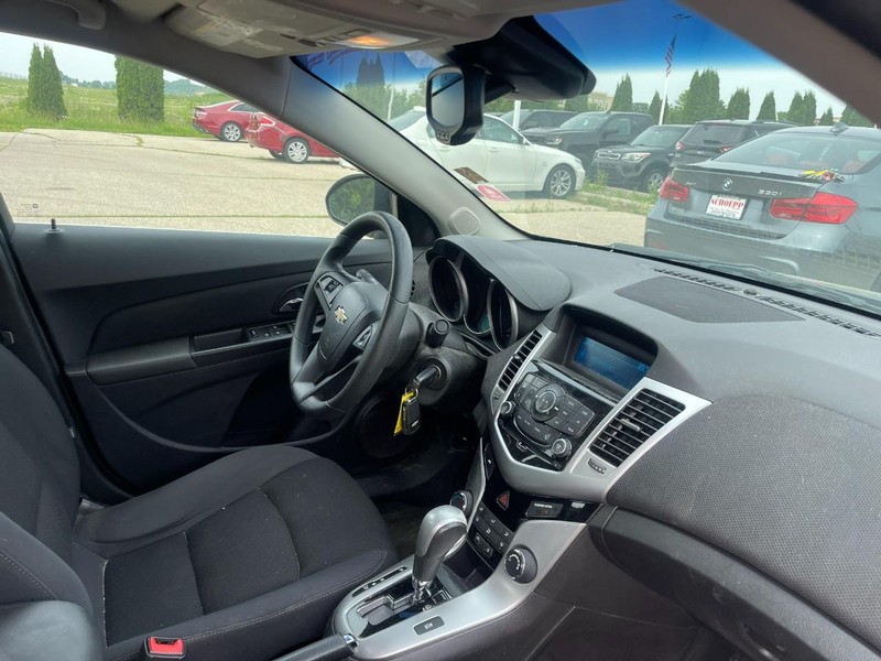 Chevrolet Cruze Limited Vehicle Image 02