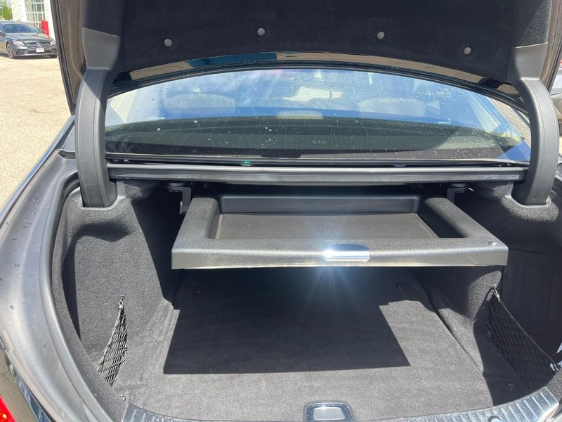 Mercedes-Benz S-Class Vehicle Image 17