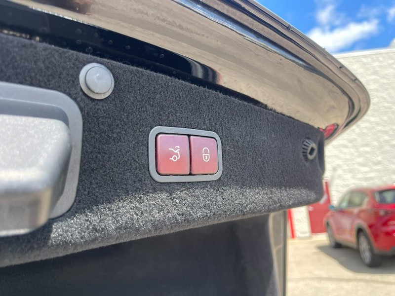 Mercedes-Benz S-Class Vehicle Image 18