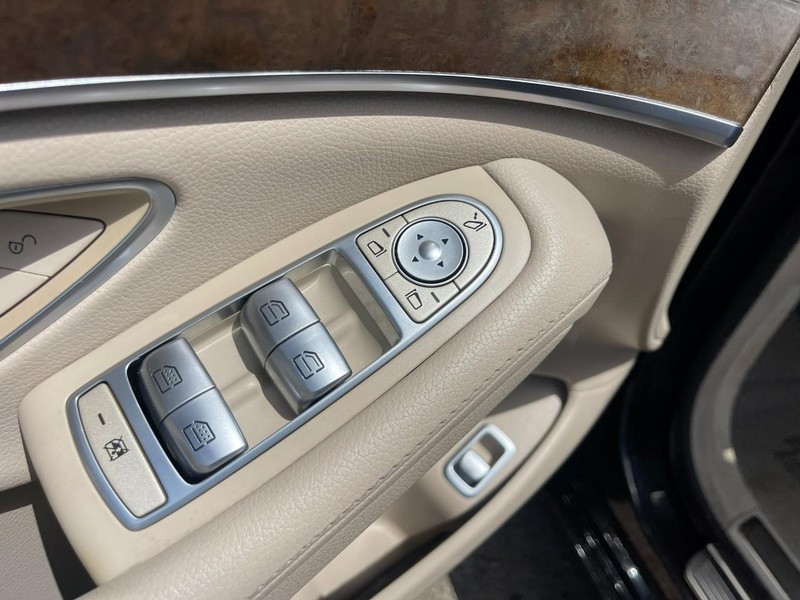Mercedes-Benz S-Class Vehicle Image 24
