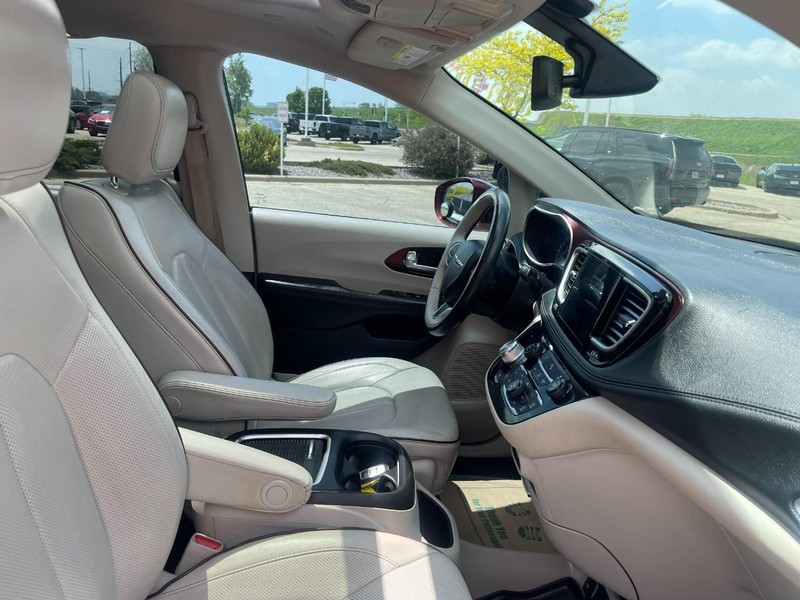 Chrysler Pacifica Vehicle Image 08