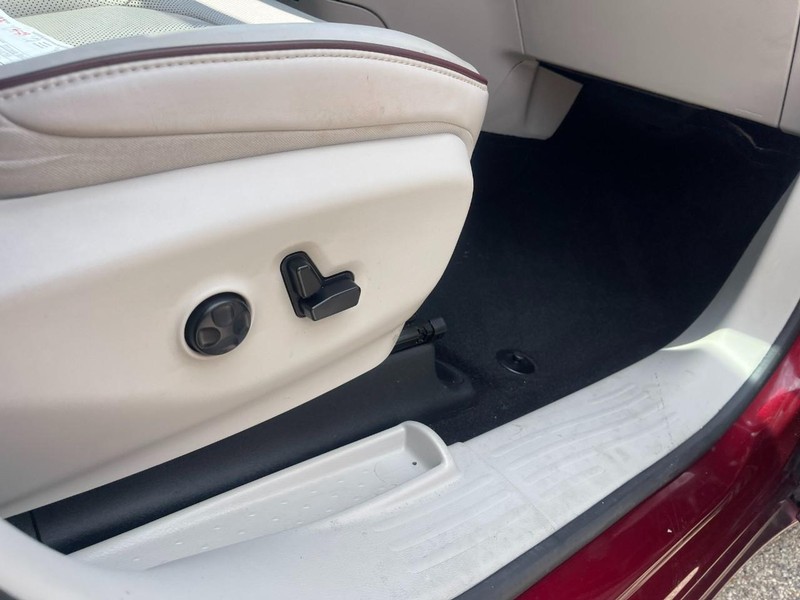 Chrysler Pacifica Vehicle Image 09