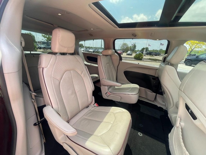 Chrysler Pacifica Vehicle Image 11