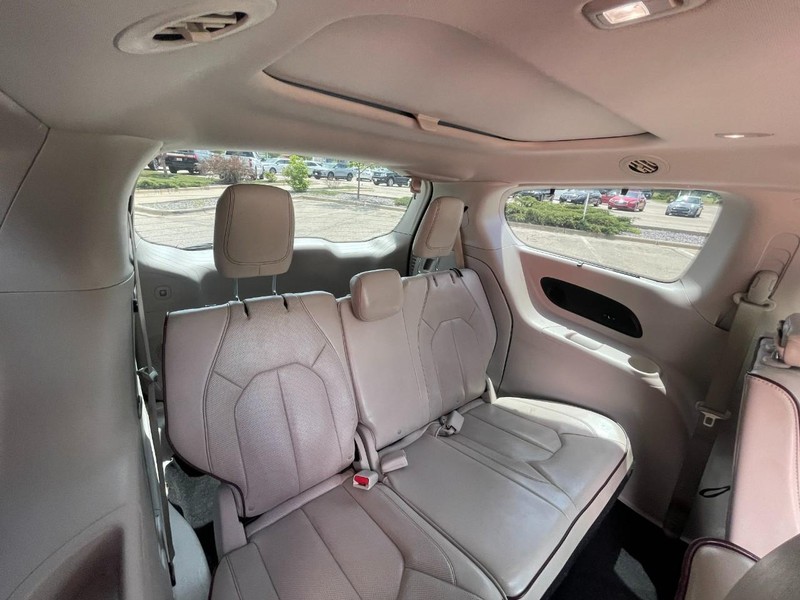 Chrysler Pacifica Vehicle Image 12