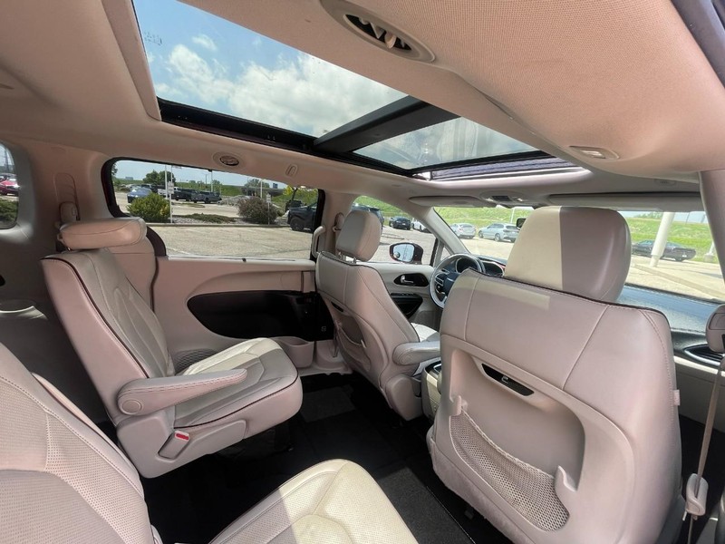 Chrysler Pacifica Vehicle Image 13