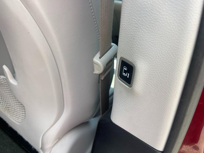 Chrysler Pacifica Vehicle Image 14