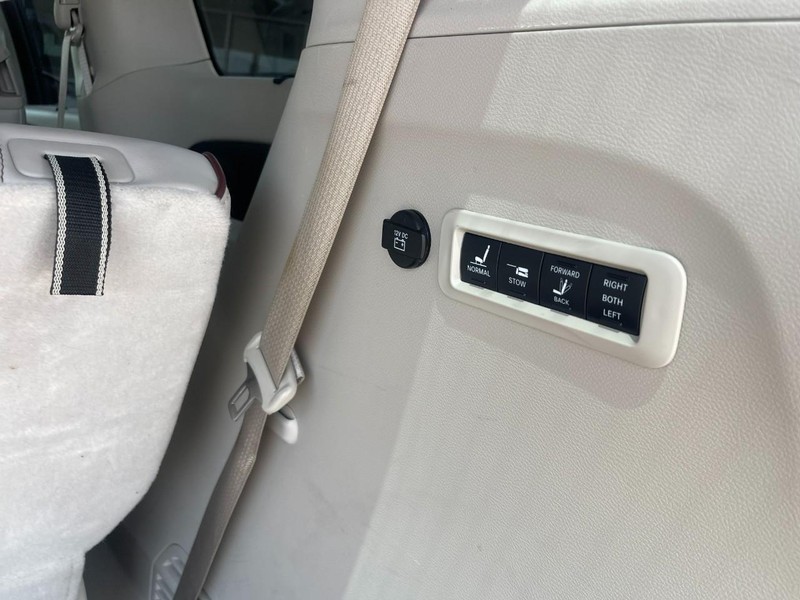 Chrysler Pacifica Vehicle Image 16
