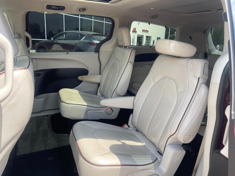Chrysler Pacifica Vehicle Image 18