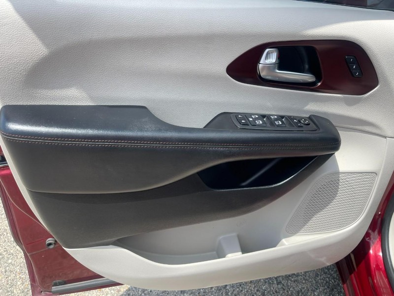 Chrysler Pacifica Vehicle Image 21