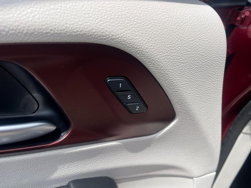 Chrysler Pacifica Vehicle Image 22