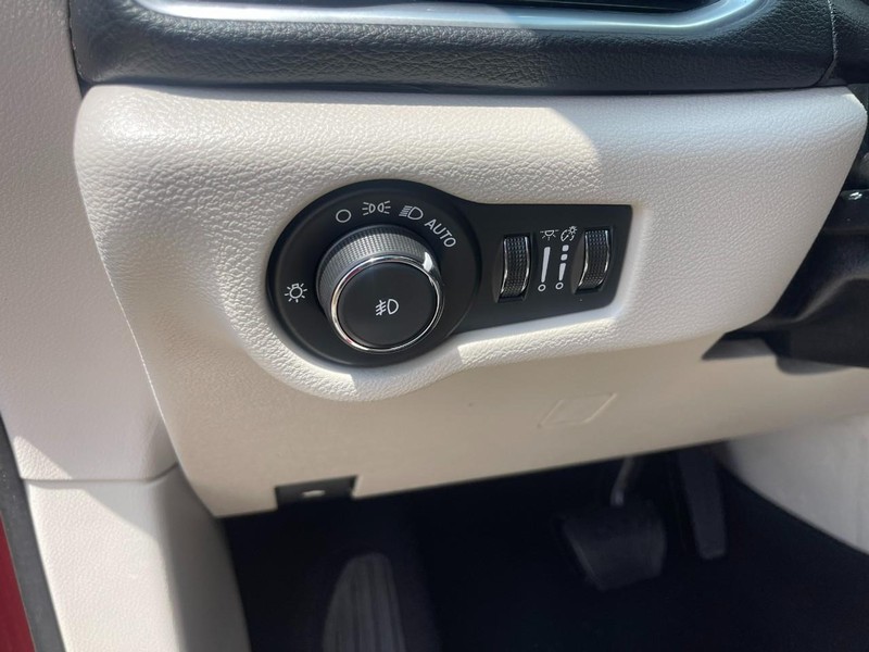Chrysler Pacifica Vehicle Image 23