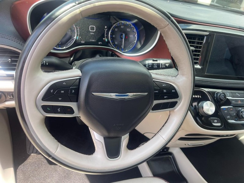 Chrysler Pacifica Vehicle Image 24