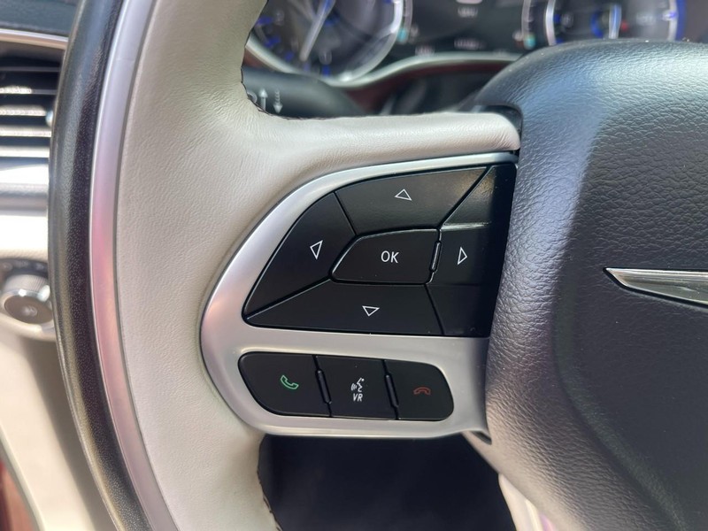 Chrysler Pacifica Vehicle Image 25