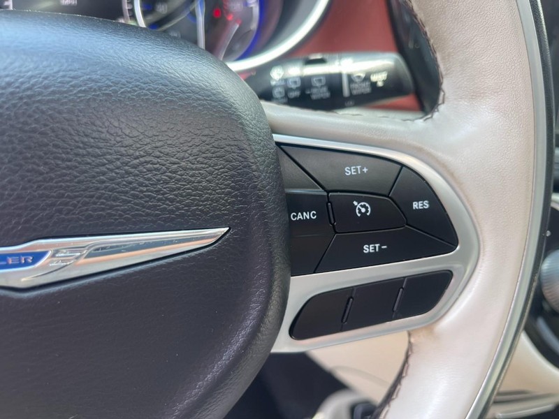 Chrysler Pacifica Vehicle Image 26