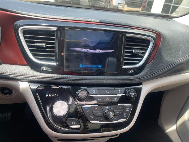 Chrysler Pacifica Vehicle Image 29