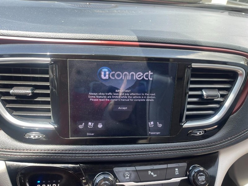 Chrysler Pacifica Vehicle Image 32