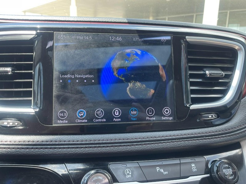 Chrysler Pacifica Vehicle Image 34