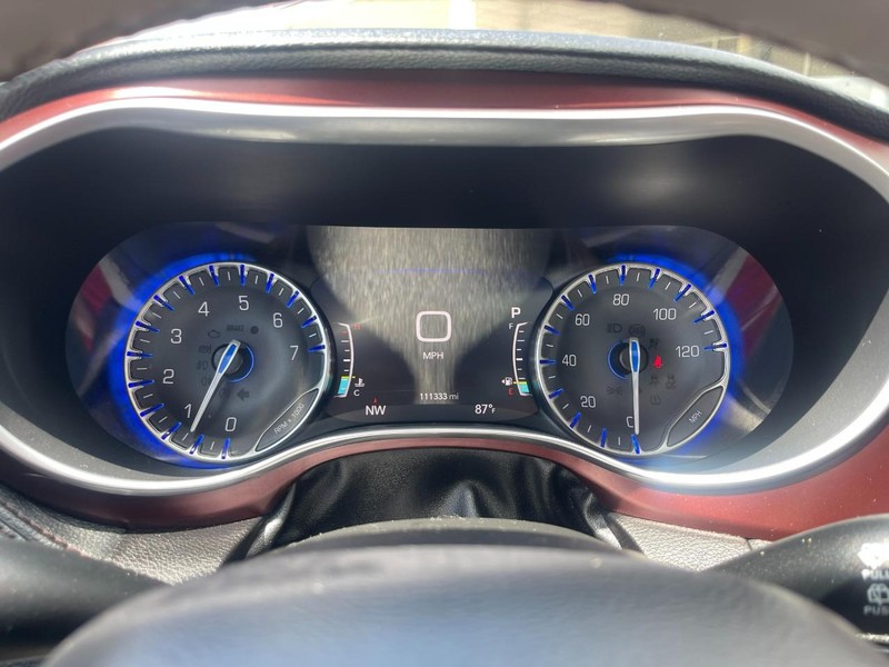 Chrysler Pacifica Vehicle Image 35