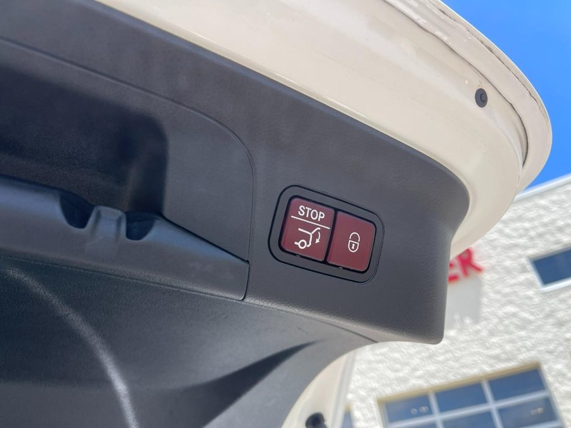 Mercedes-Benz GLC Vehicle Image 21