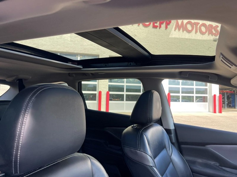 Nissan MURANO SL Vehicle Image 10