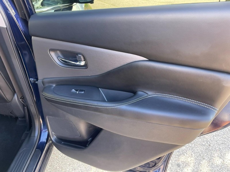 Nissan MURANO SL Vehicle Image 16