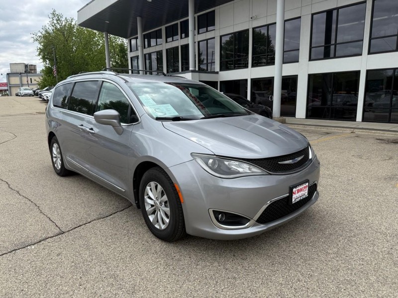 Chrysler Pacifica Vehicle Image 03