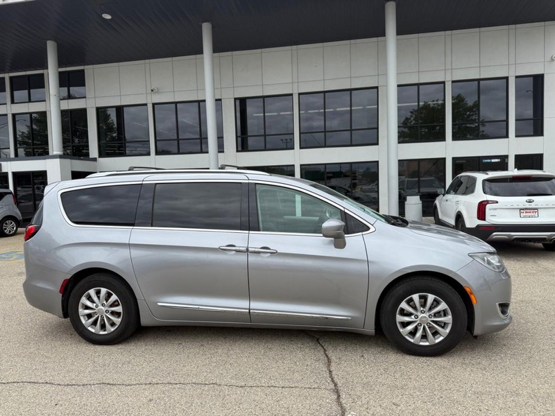 Chrysler Pacifica Vehicle Image 04