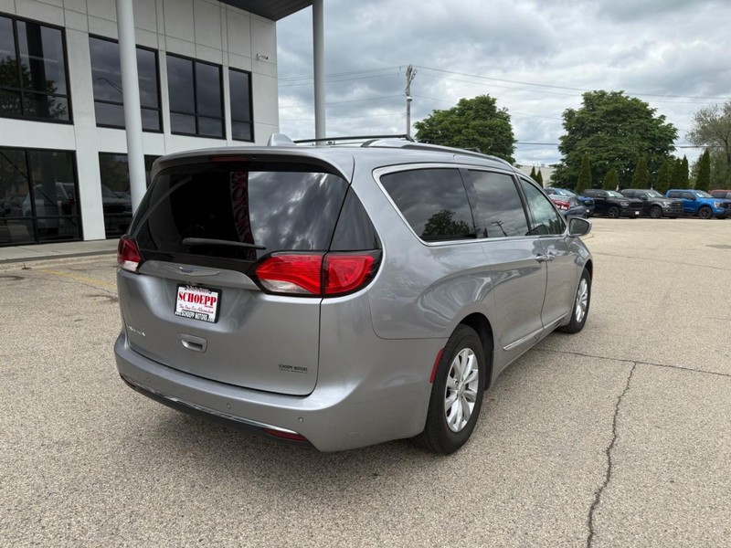 Chrysler Pacifica Vehicle Image 05