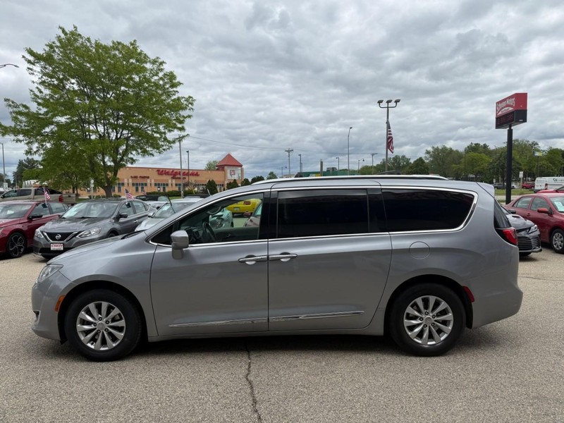 Chrysler Pacifica Vehicle Image 08