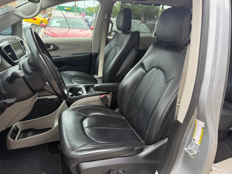 Chrysler Pacifica Vehicle Image 09