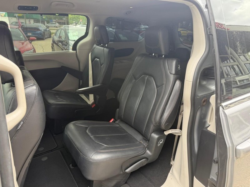 Chrysler Pacifica Vehicle Image 11