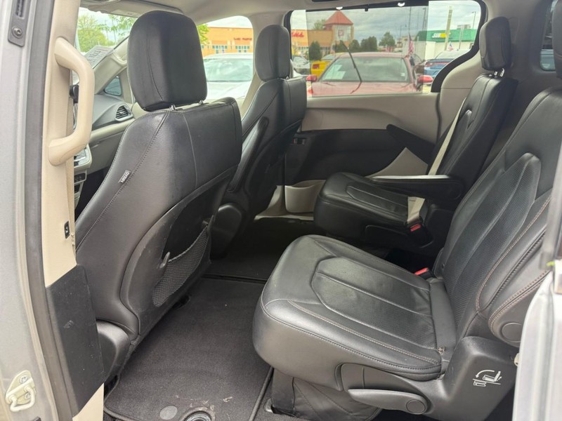 Chrysler Pacifica Vehicle Image 12