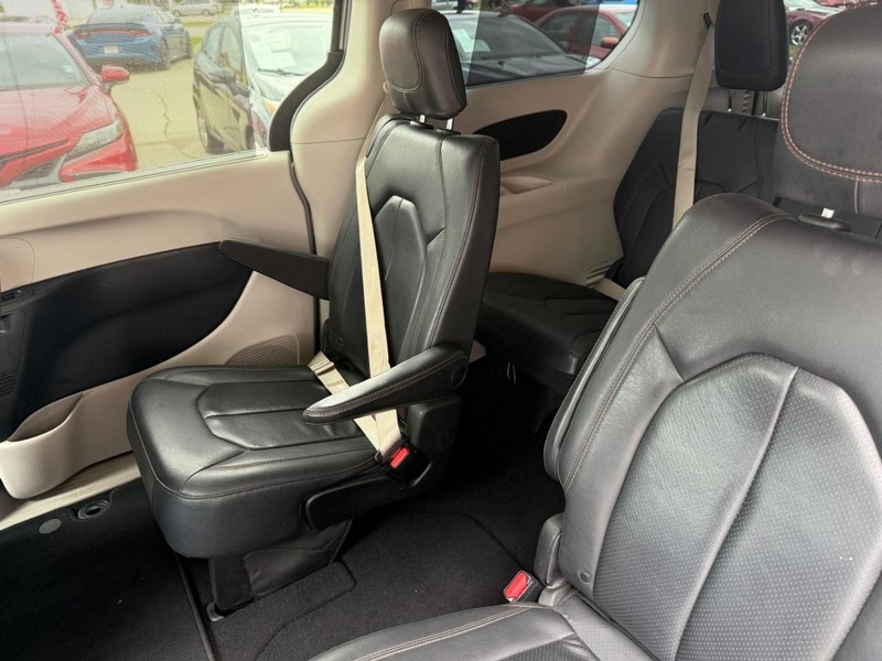 Chrysler Pacifica Vehicle Image 13