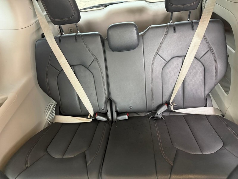 Chrysler Pacifica Vehicle Image 14