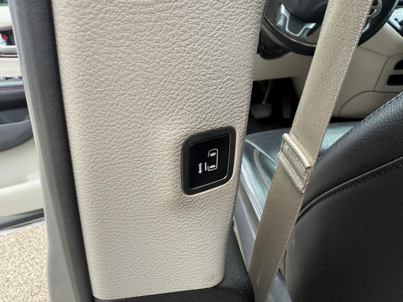 Chrysler Pacifica Vehicle Image 15