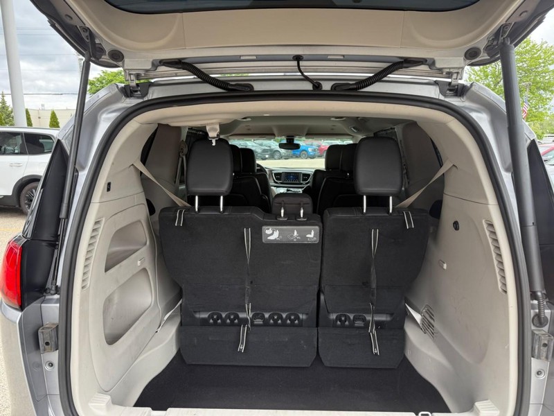 Chrysler Pacifica Vehicle Image 16