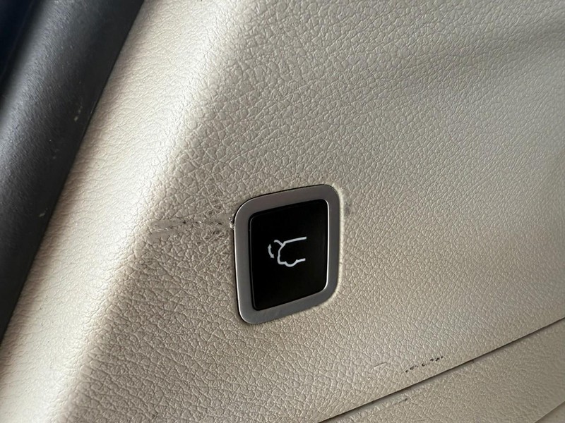 Chrysler Pacifica Vehicle Image 17