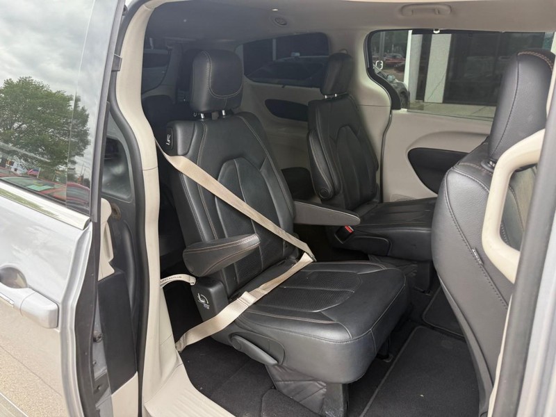 Chrysler Pacifica Vehicle Image 18