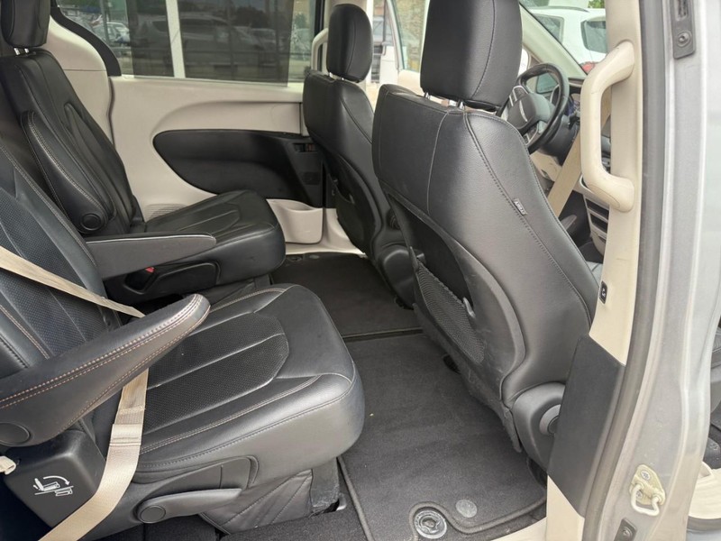 Chrysler Pacifica Vehicle Image 19