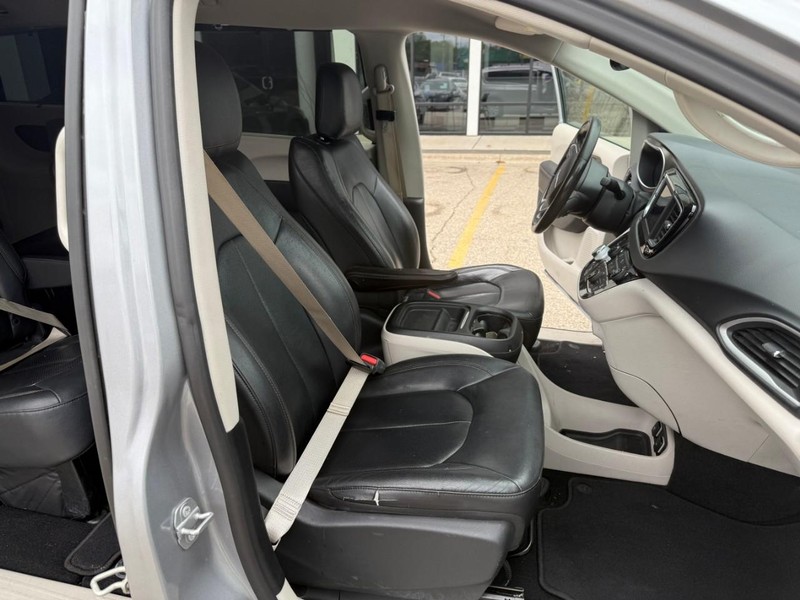 Chrysler Pacifica Vehicle Image 20