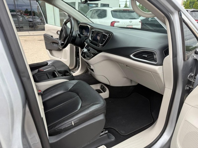 Chrysler Pacifica Vehicle Image 21