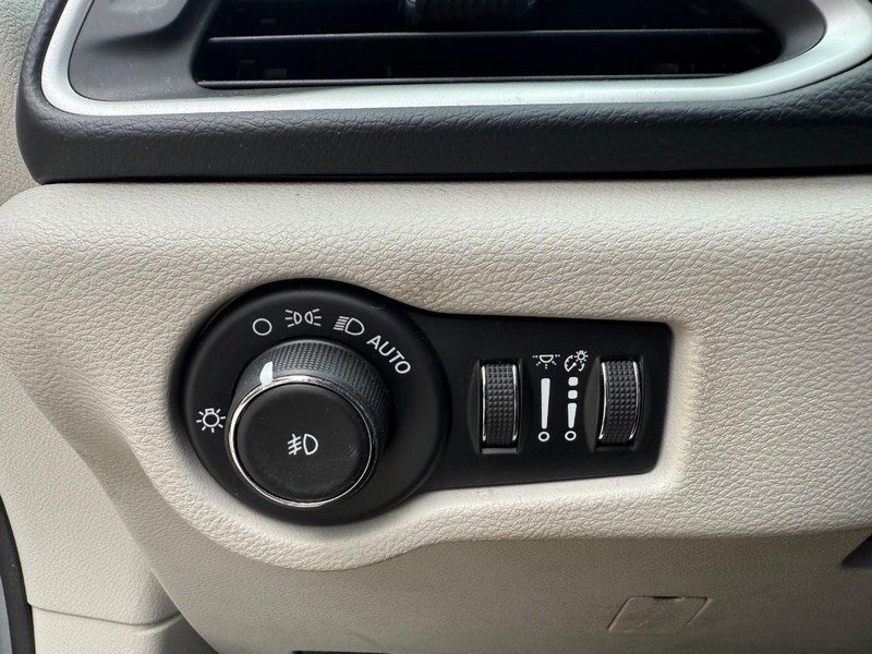 Chrysler Pacifica Vehicle Image 22