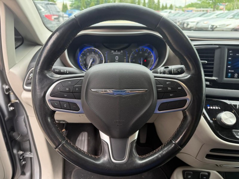 Chrysler Pacifica Vehicle Image 23